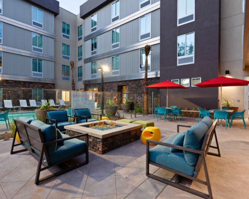 home2suites-temecula-outdoor-patio-firepit